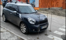 В центре Днепра за неудачную парковку машину автохама «закрыли за решеткой»