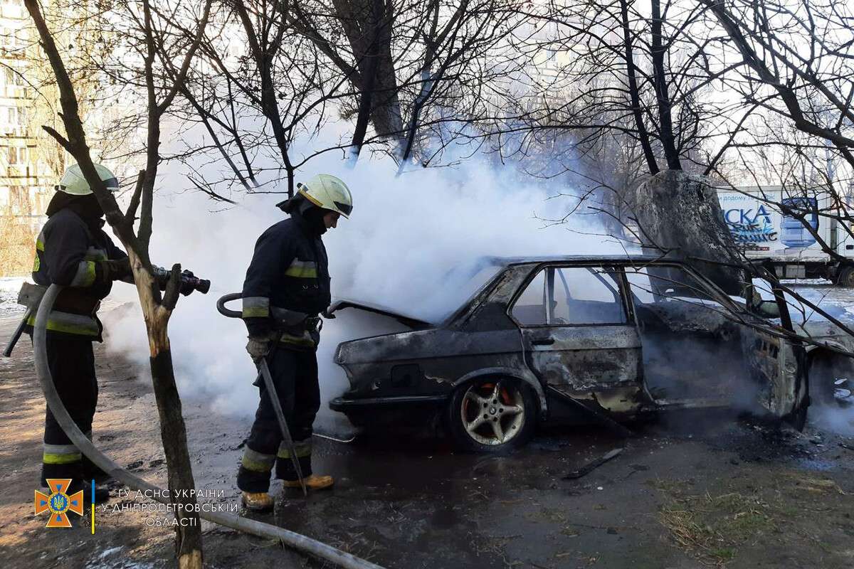 Новости Днепра про Поджег или случайность: в Днепре дотла сгорел BMW (ВИДЕО)