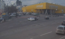 В Днепре возле Славянского рынка курьер на скутере врезался в легковушку: видео момента