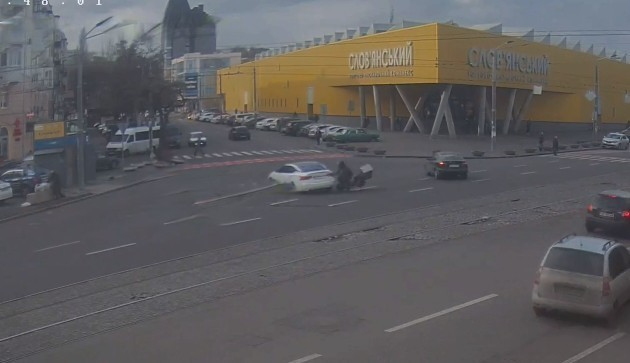 Новости Днепра про В Днепре возле Славянского рынка курьер на скутере врезался в легковушку: видео момента