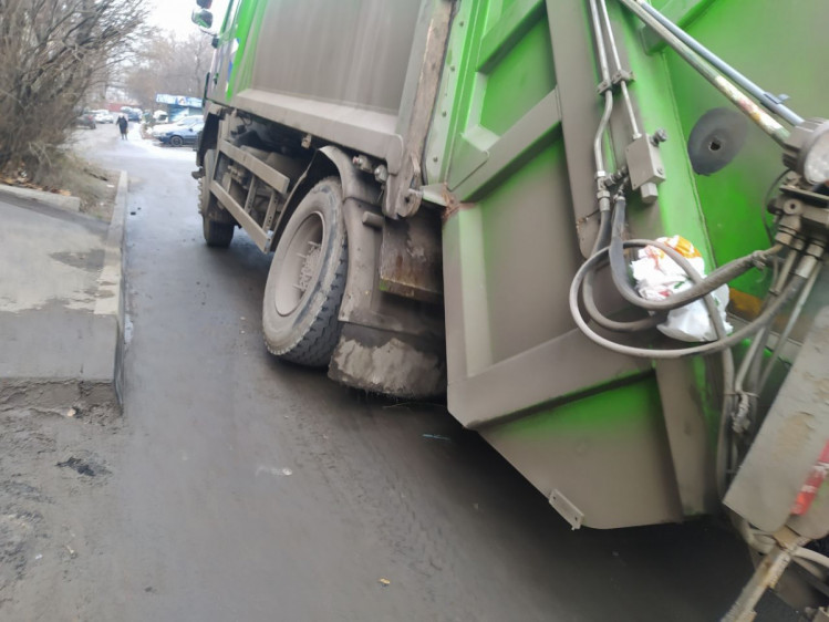 Новости Днепра про В Днепре на Александра Поля мусоровоз провалился колесом под асфальт