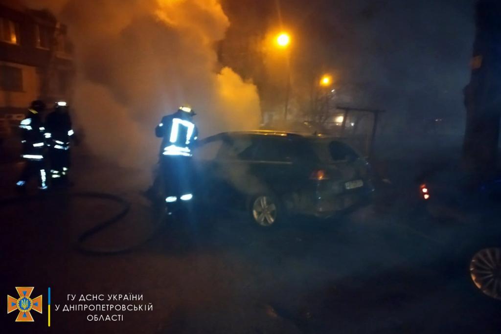 Новости Днепра про Сгорел дотла: в Кривом Роге вспыхнул «Volkswagen Golf» (ФОТО)