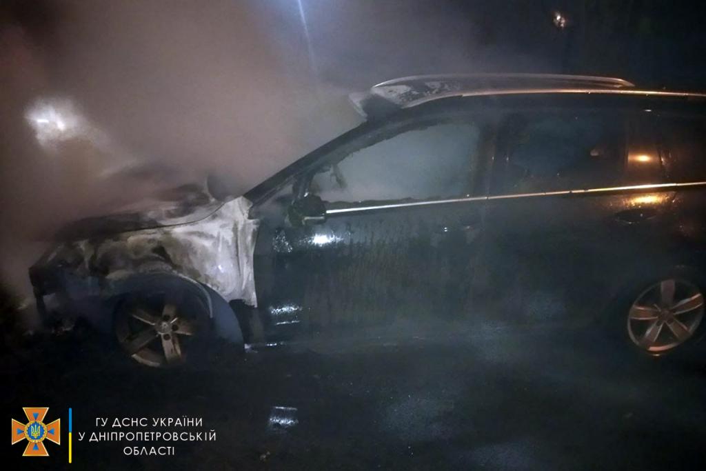 Новости Днепра про Сгорел дотла: в Кривом Роге вспыхнул «Volkswagen Golf» (ФОТО)