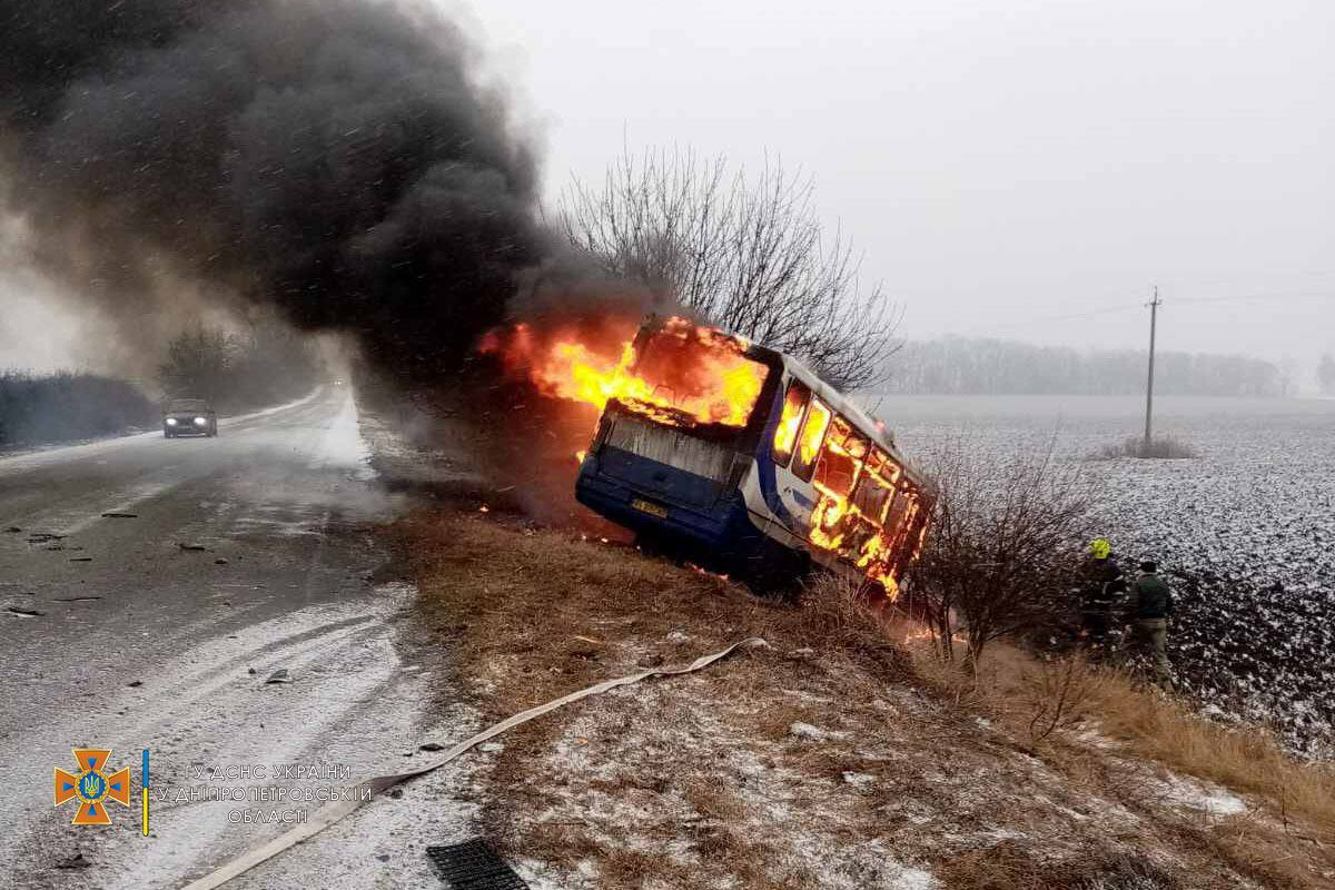Новости Днепра про Появились подробности смертельного ДТП под Днепром: автобус сгорел дотла