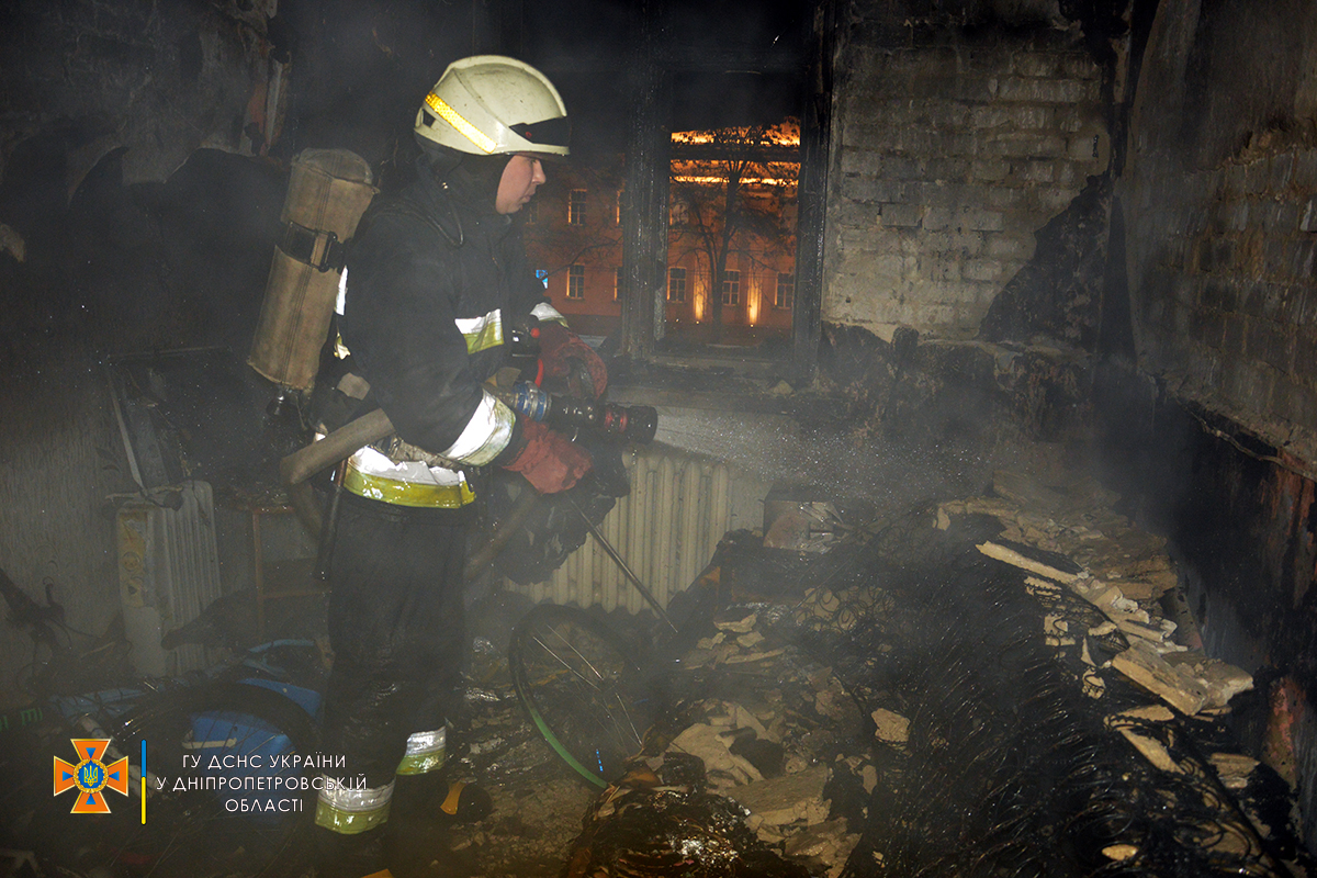 Новости Днепра про Привлекли 8 спасателей: в Днепре на Яворницкого горела квартира