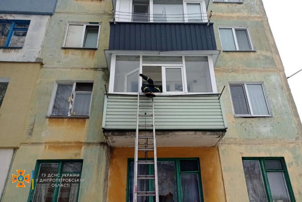Новости Днепра про Пришлось вызывать спасателей: под Днепром школьница закрылась на балконе