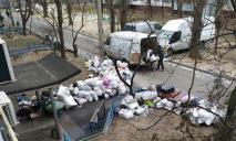 Федорино горе: в Днепре из квартиры вывезли самосвал мусора