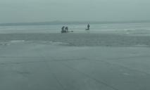 Неудачная рыбалка: под Днепром спасатели сняли рыбаков с оторвавшейся льдины