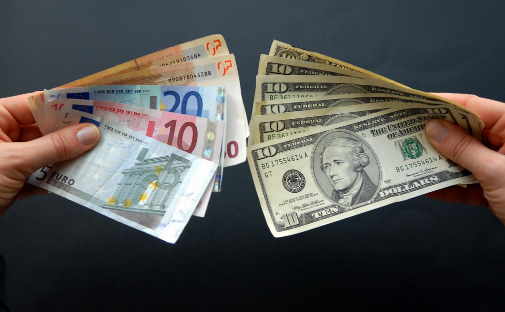 Новости Днепра про Доллар и евро покатились вниз: курс валют на 31 января