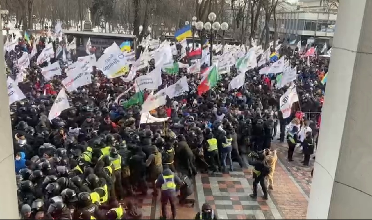 Новости Днепра про Штурмуют парламент: в Киеве под ВР протестуют предприниматели (ВИДЕО)