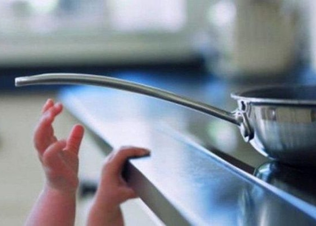 Новости Днепра про В Кривом Роге врачи спасают малыша, который вылил на себя чайник кипятка