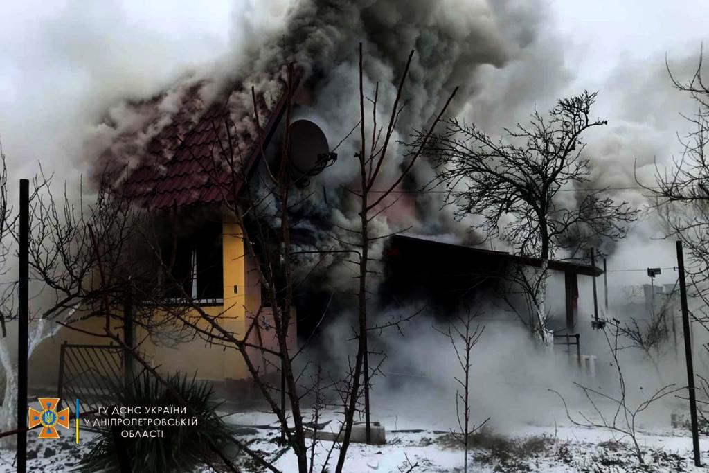 Новости Днепра про Тушили два часа: под Днепром пламя охватило дачный дом (ФОТО)