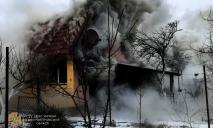 Тушили два часа: под Днепром пламя охватило дачный дом (ФОТО)