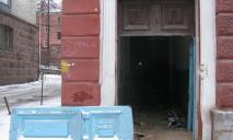 Выломали старинные двери: в центре Днепра по-варварски обошлись с историческим зданием