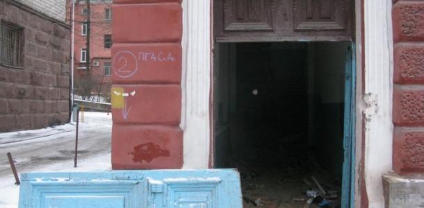 Выломали старинные двери: в центре Днепра по-варварски обошлись с историческим зданием