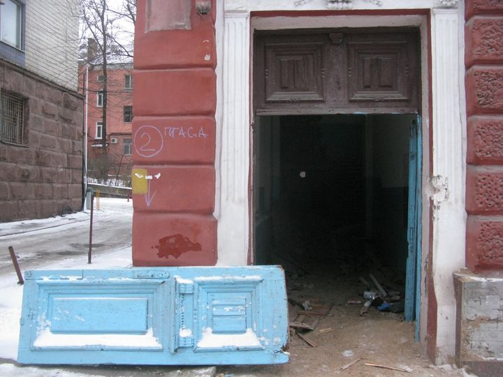 Новости Днепра про Выломали старинные двери: в центре Днепра по-варварски обошлись с историческим зданием