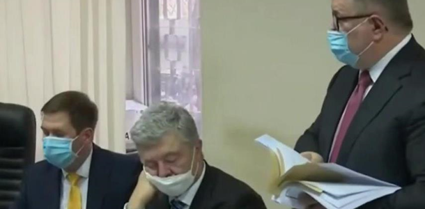 Насыщенный день: Порошенко уснул во время заседания суда по его делу о госизмене