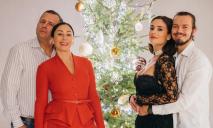 Борис Филатов поделился семейным фото на фоне новогодней елки