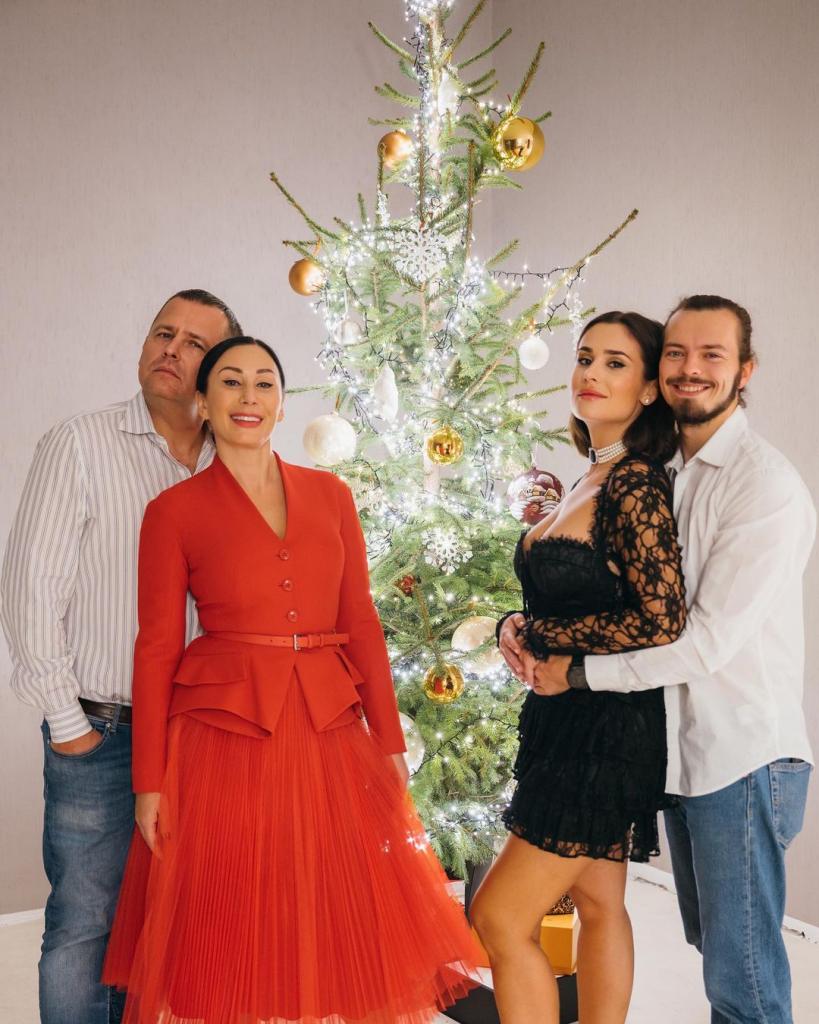 Новости Днепра про Борис Филатов поделился семейным фото на фоне новогодней елки