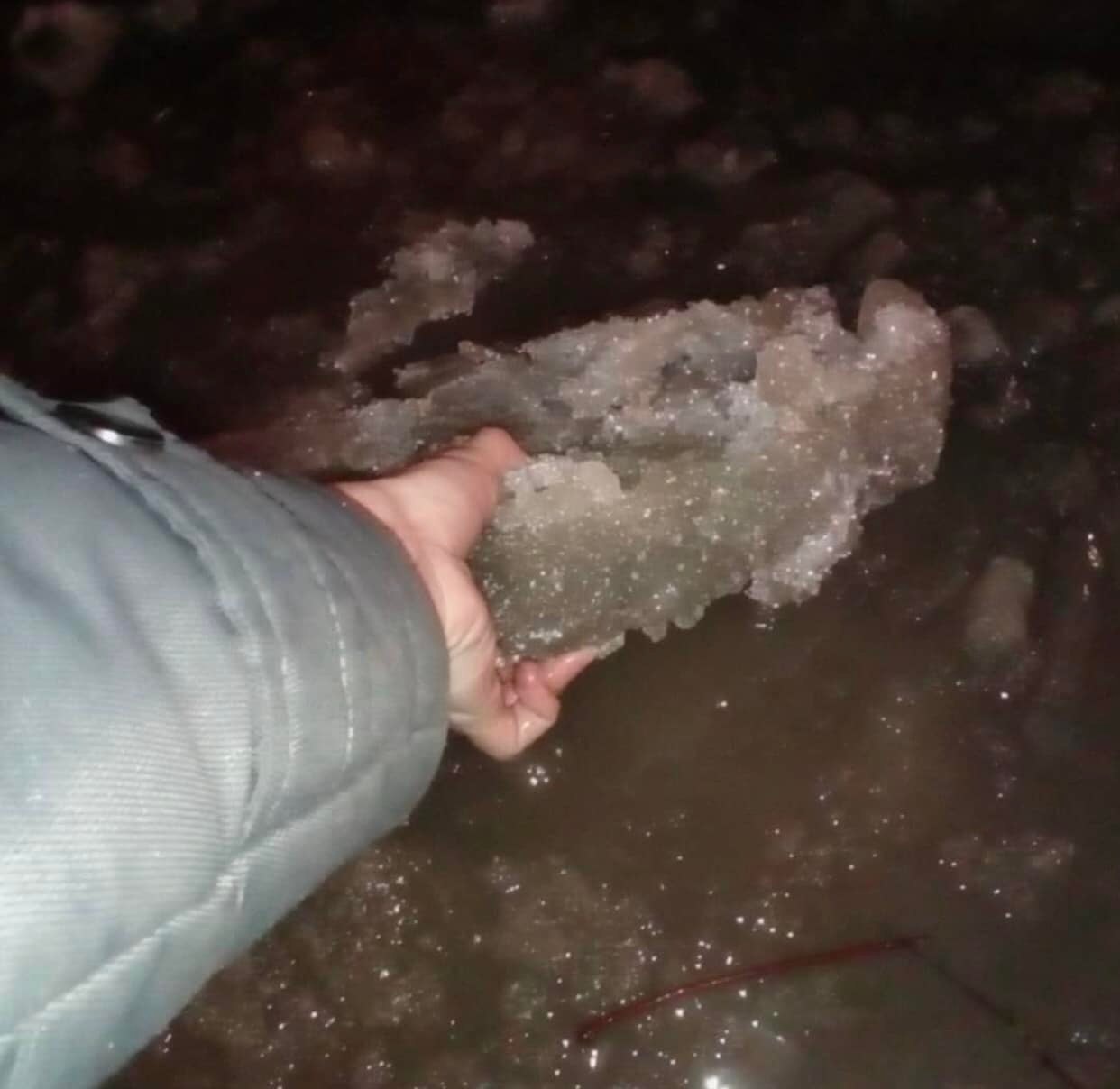 Новости Днепра про В Днепре автомобилист провалился под лед, объезжая ямы