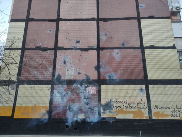 Новости Днепра про Вспомнили молодость: в Днепре фасад дома закидали взрывпакетами