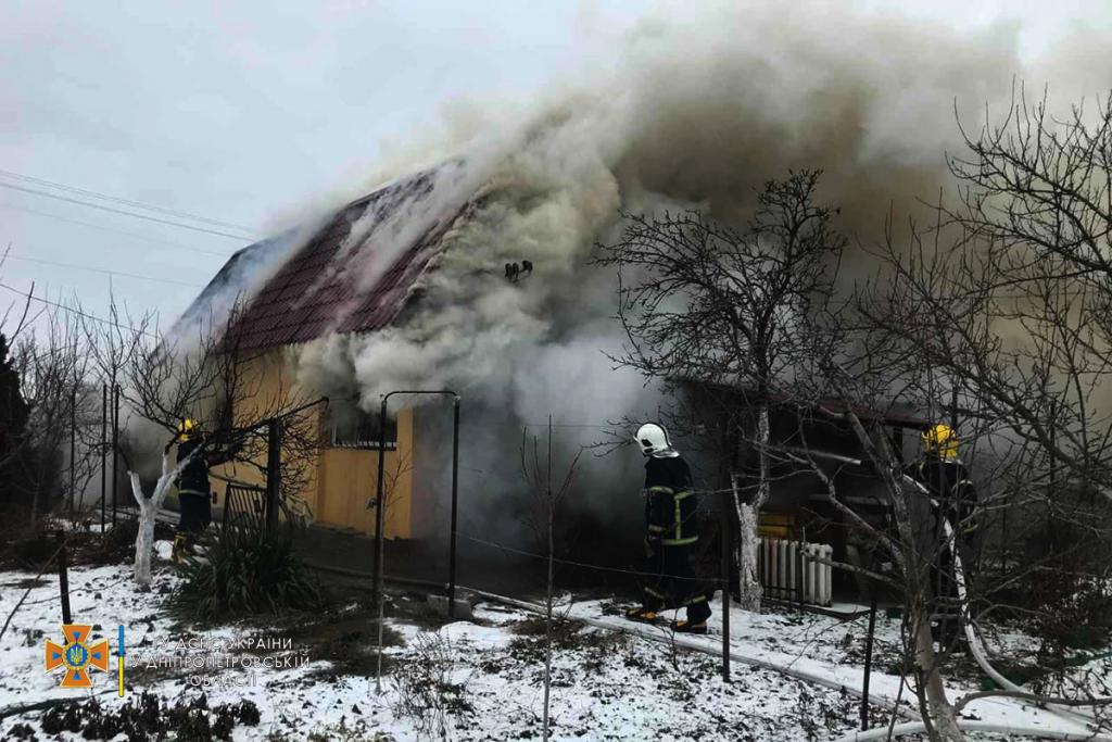 Новости Днепра про Тушили два часа: под Днепром пламя охватило дачный дом (ФОТО)