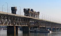 В Днепре хотят запретить выезд на трамвайные пути на Амурском мосту