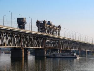 Новости Днепра про В Днепре хотят запретить выезд на трамвайные пути на Амурском мосту