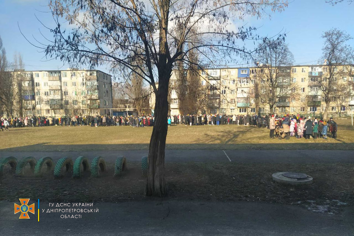 Новости Днепра про Сотни детей срочно эвакуировали: в Першотравенске горел лицей (ФОТО)