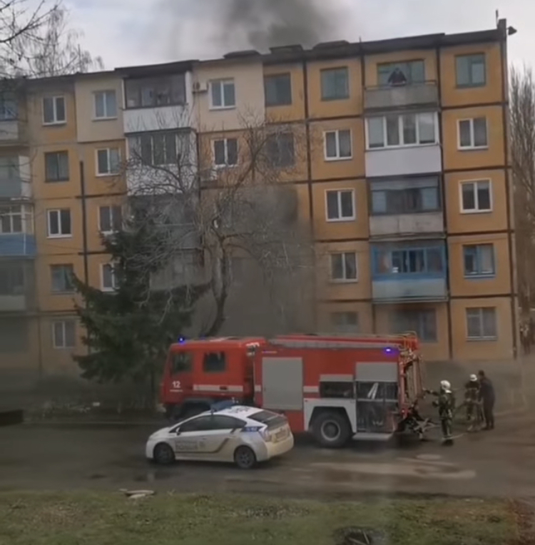 Новости Днепра про В Кривом Роге сгорела квартира: спасатели выносили детей на руках