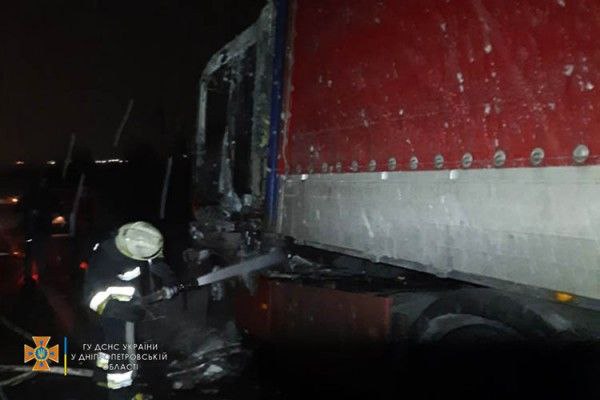 Новости Днепра про Вспыхнула на ходу: на трассе под Днепром сгорела фура