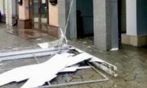 В центре Днепра на мужчину упала вывеска «АТБ»