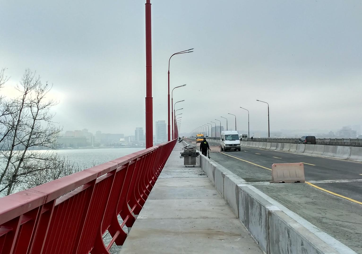 Новости Днепра про Залез ради селфи: в Днепре на Новом мосту парня снимали с ограждения