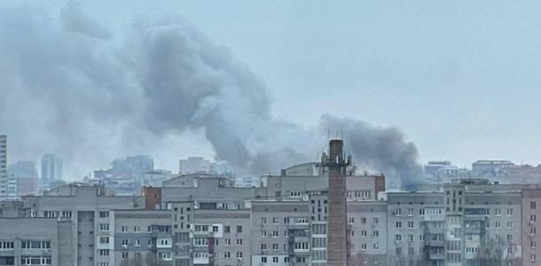 Дым виден за километры: что сейчас происходит возле горящего офиса АТБ(видео)