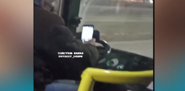 Надеемся, не для Тик-Ток: в Днепре водитель маршрутки во время движения снимал видео