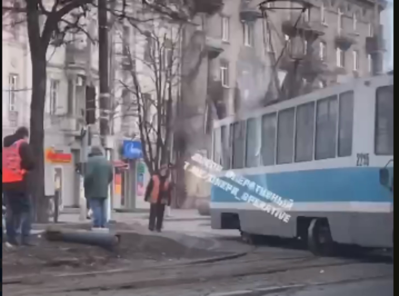 Новости Днепра про «Дрифтанул»: в Днепре на Яворницкого трамвай сошел с рельсов