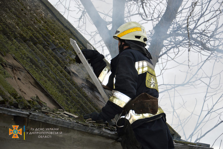 Новости Днепра про На Игрени в пожаре погиб мужчина: спасатели не смогли подъехать к дому (ФОТО)