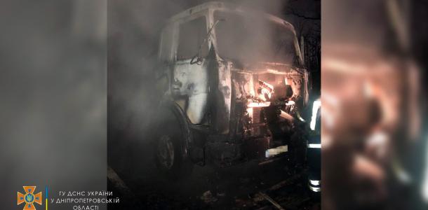 Весь в огне: на трассе под Днепром на ходу загорелся грузовик