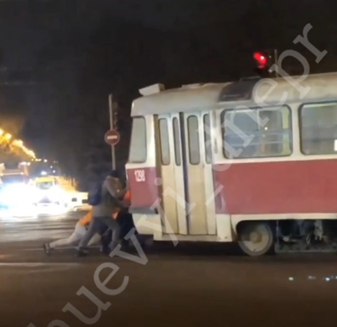 Новости Днепра про Хотелось домой: в Днепре пассажиры толкали трамвай (ВИДЕО)