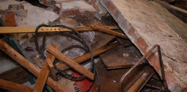 Рухнувшая стена повредила трубы: в Днепре просел жилой дом (ФОТО, ВИДЕО)