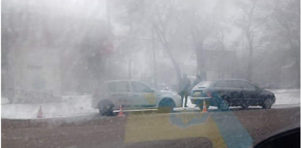 Не разминулись: в Днепре такси Uklon врезалось в автомобиль