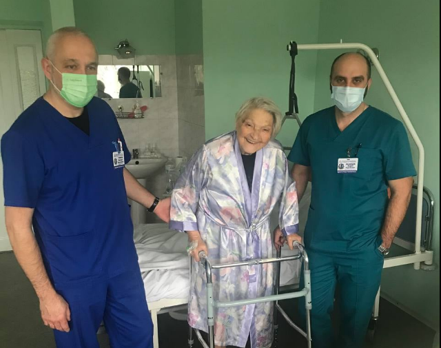 Новости Днепра про Позвала на 100-летие всех врачей: в Днепре 99-летнюю пенсионерку поставили на ноги после травмы