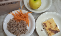 Йогурт с рыбой и морковный салат: в Днепре родители протестировали блюда из меню Клопотенко