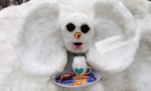 «Пьет снег» со сладостями: в Днепре заметили снежного чебурашку с банановым носом