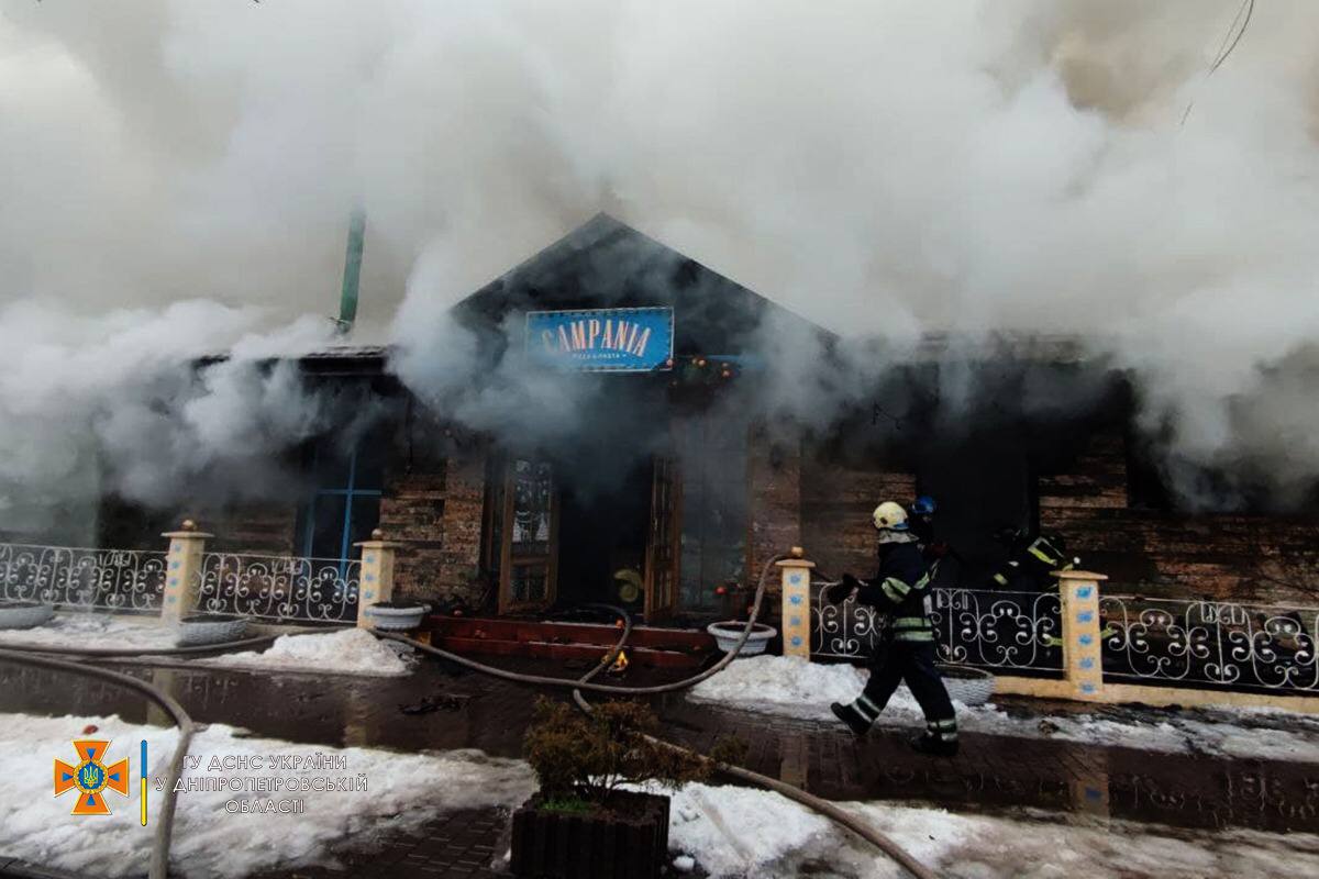 Новости Днепра про Дым видно издалека: в Кривом Роге сгорел ресторан