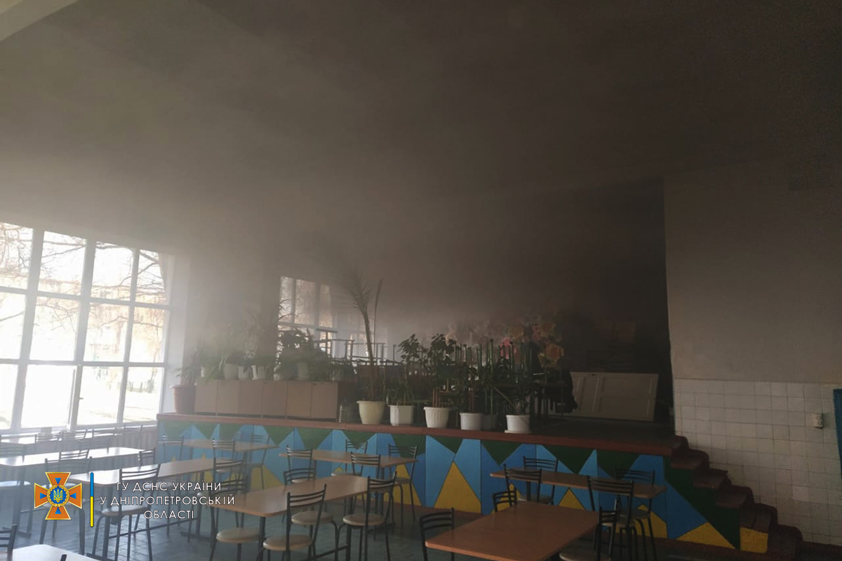 Новости Днепра про Сотни детей срочно эвакуировали: в Першотравенске горел лицей (ФОТО)