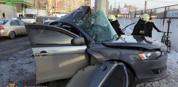 В Днепре на левом берегу Mitsubishi врезался в столб: водитель умер в больнице