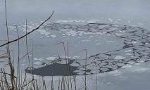Гулял с дочкой по тонкому льду: на Днепропетровщине рыбаки спасли мужчину