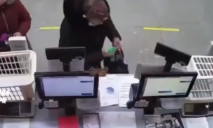 Не прошло и минуты: в Днепре в секонд-хенде на кассе украли пакет с деньгами