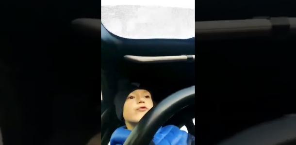 Опасный «воскресный» папа: посадил 8-летнего сына за руль и снимал на видео